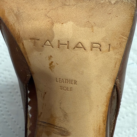 Tahari Women’s Brown Leather Pump Heels. Size 9 - Picture 10 of 10
